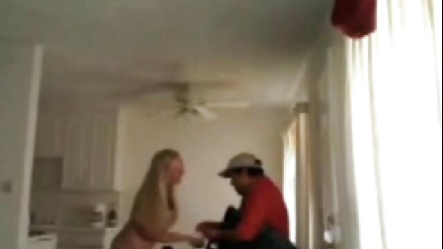 高品質 :  目隠しされたひよこは2本のチンポをしゃぶり、二重に貫通している 女性 専用 エロ アニメ エロ動画 